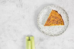 Veganer Käse-Lauch Quiche mit Räuchertofuspeck