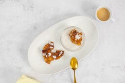 Veganes Kokos-Panna Cotta mit grillierter Ananas mit Kokosraspel