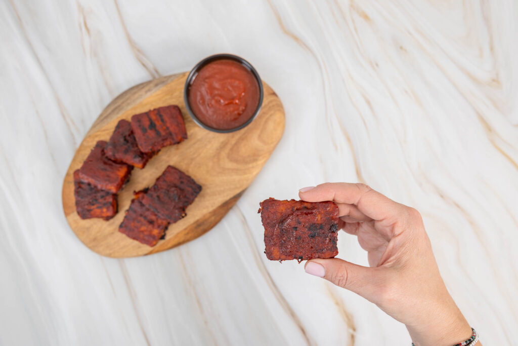Veganer BBQ Tempeh mit Whisky Sause