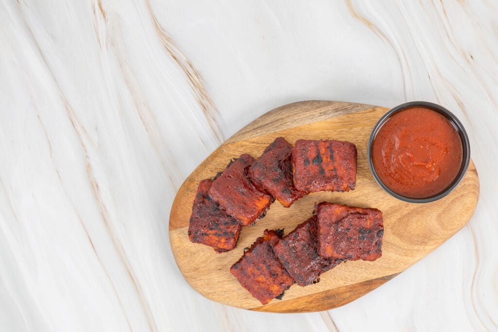 Veganer BBQ Tempeh mit Whisky Sause