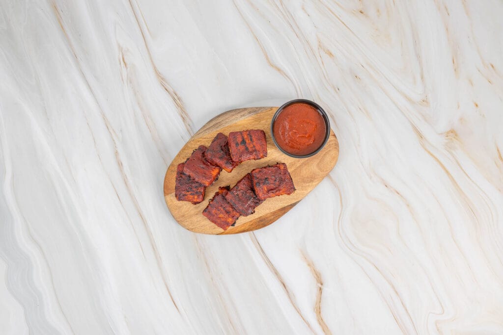 Veganer BBQ Tempeh mit Whisky Sause