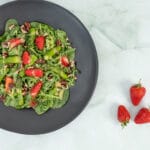 Spargelsalat mit Erbeeren und Pecannüssen