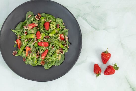 Spargelsalat mit Erbeeren und Pecannüssen