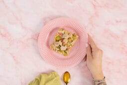 Veganer Rhabarber Blechkuchen mit Streuseln
