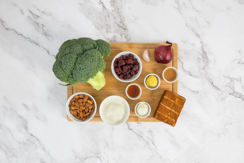 gesunder Broccoli Broccoli Salat mit veganem Speck