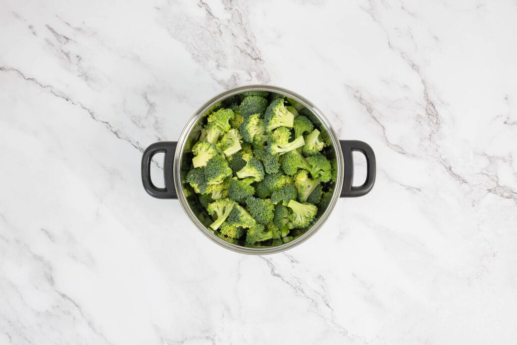 gesunder Broccoli Broccoli Salat mit veganem Speck