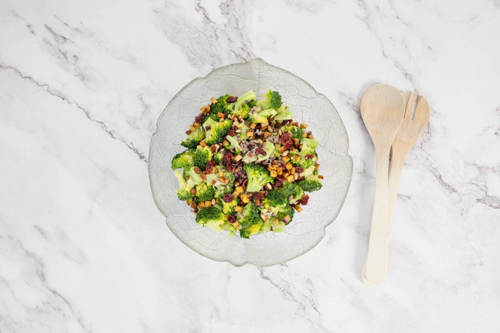 gesunder Broccoli Broccoli Salat mit veganem Speck