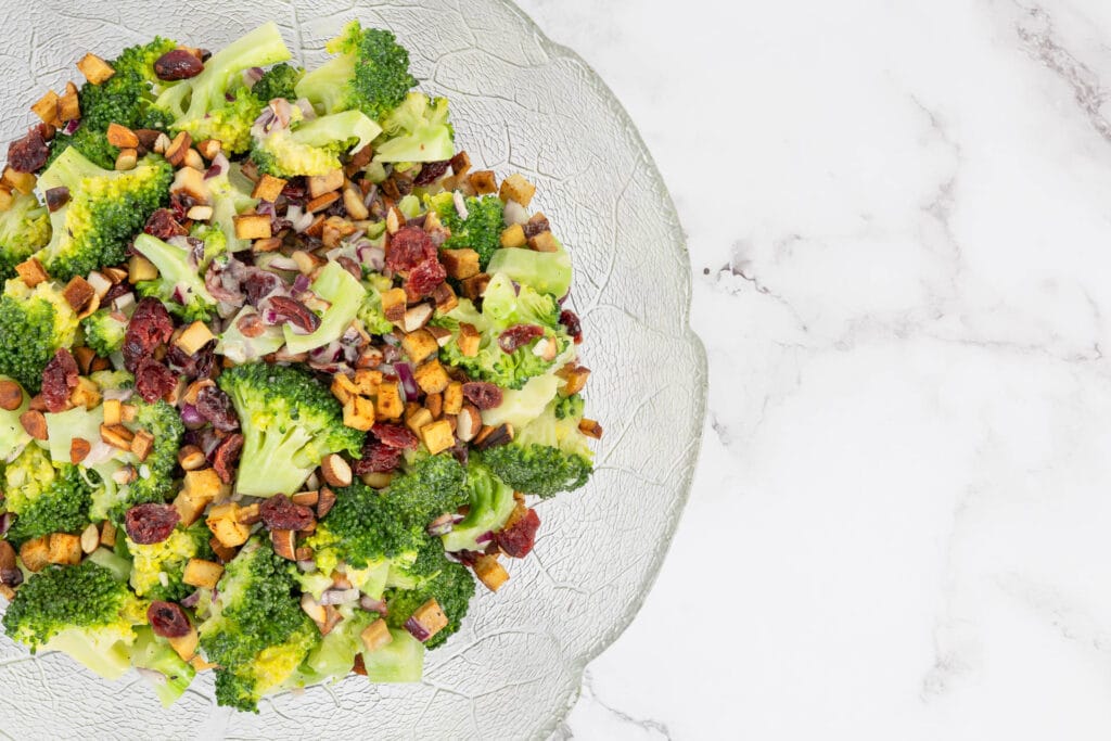 gesunder Broccoli Broccoli Salat mit veganem Speck