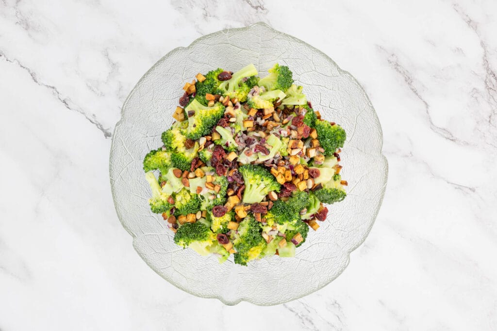 gesunder Broccoli Broccoli Salat mit veganem Speck