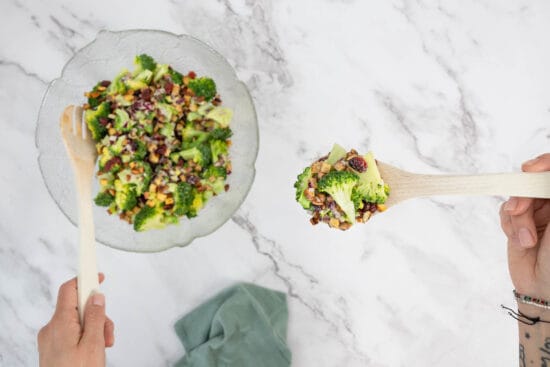 gesunder Broccoli Broccoli Salat mit veganem Speck