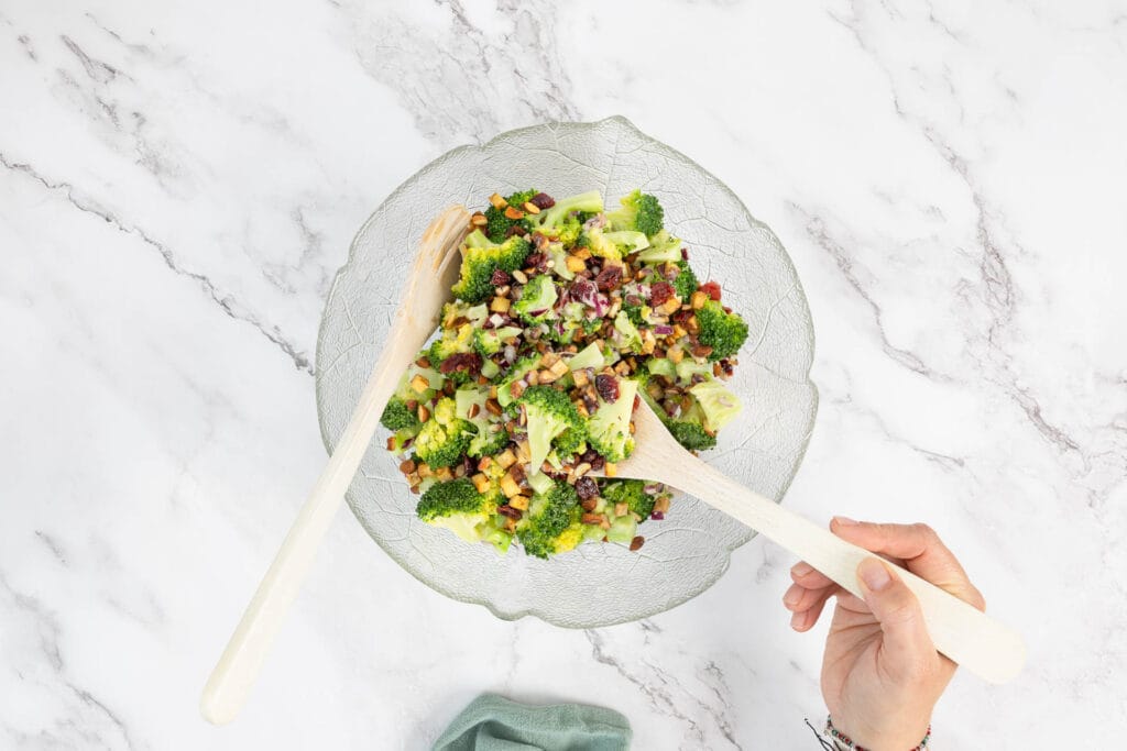 gesunder Broccoli Broccoli Salat mit veganem Speck