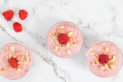 Luftige vegane Sommer Himbeercreme mit Zwieback