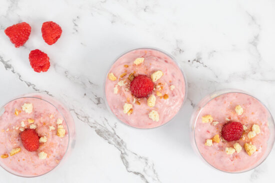 Luftige vegane Sommer Himbeercreme mit Zwieback