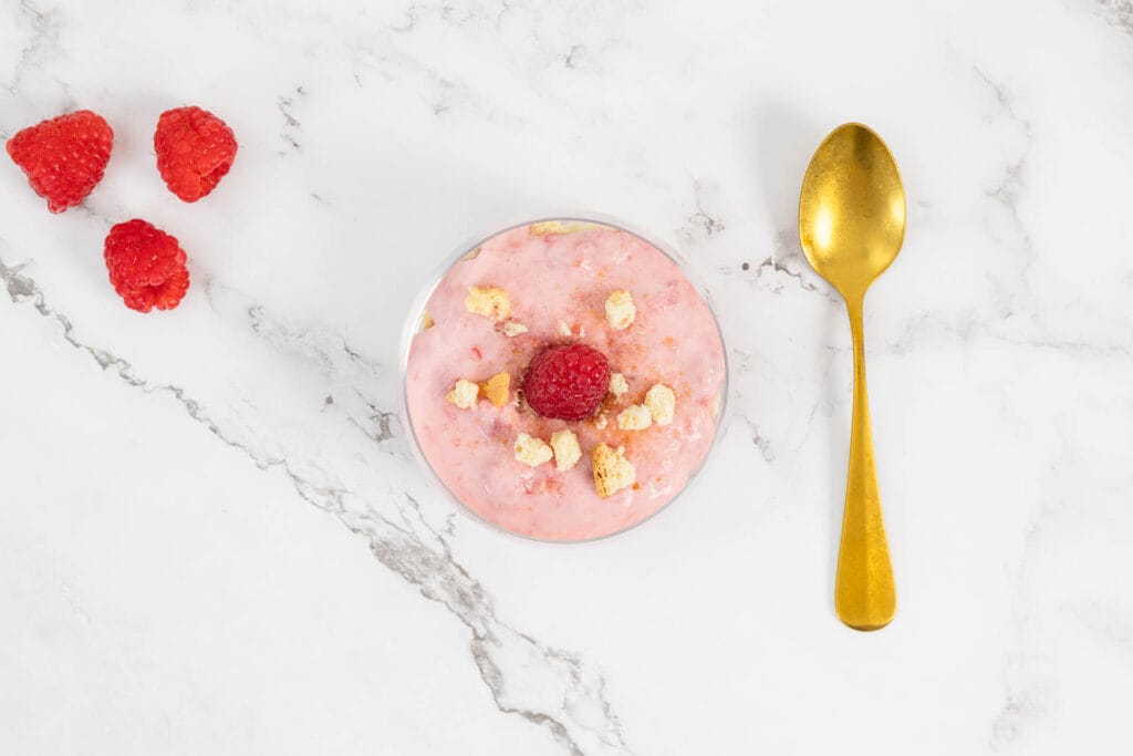 Luftige vegane Sommer Himbeercreme mit Zwieback