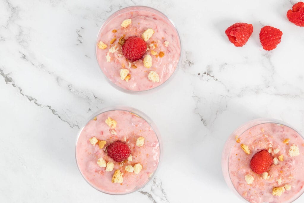 Luftige vegane Sommer Himbeercreme mit Zwieback