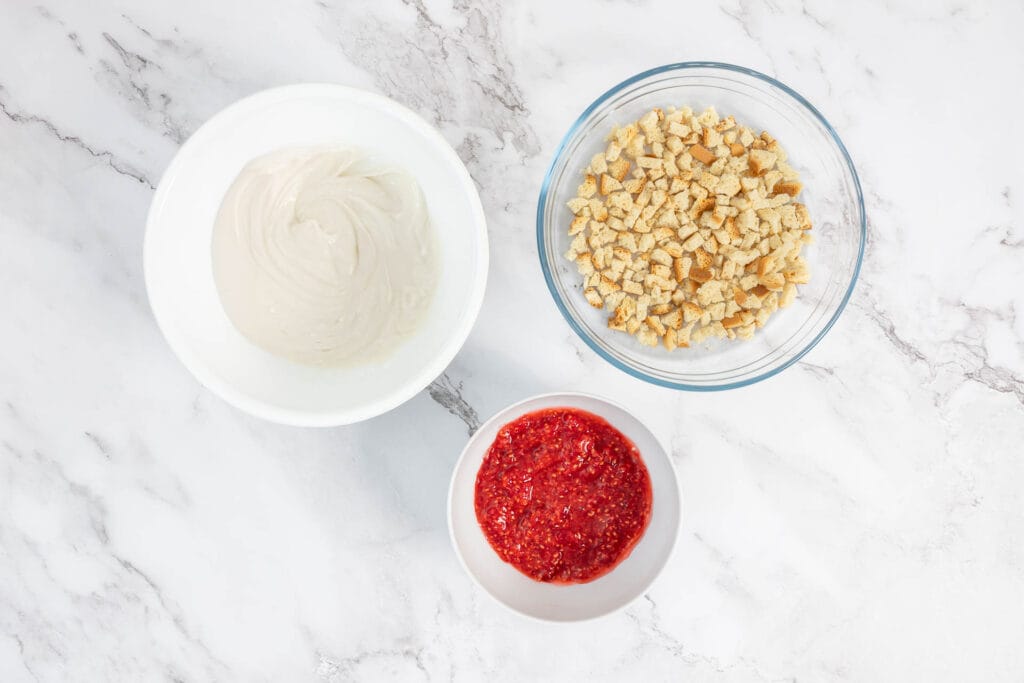 Luftige vegane Sommer Himbeercreme mit Zwieback