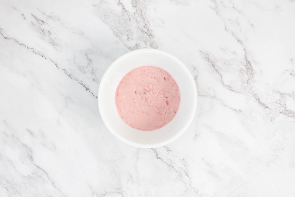 Luftige vegane Sommer Himbeercreme mit Zwieback