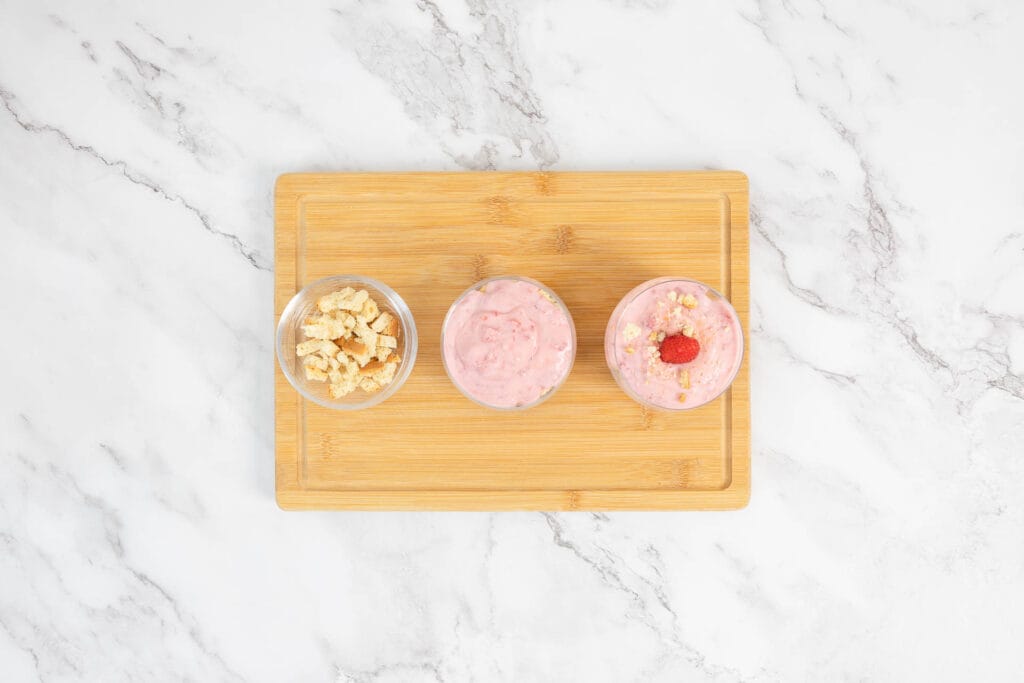 Luftige vegane Sommer Himbeercreme mit Zwieback