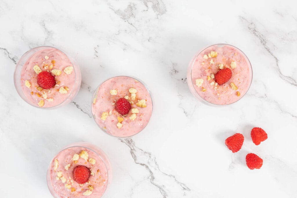 Luftige vegane Sommer Himbeercreme mit Zwieback