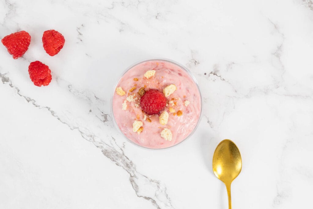 Luftige vegane Sommer Himbeercreme mit Zwieback