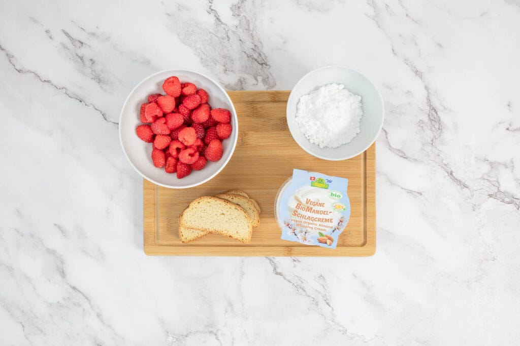 Luftige vegane Sommer Himbeercreme mit Zwieback