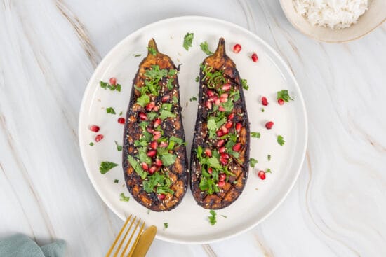 Smokey Miso BBQ Aubergine im Teller