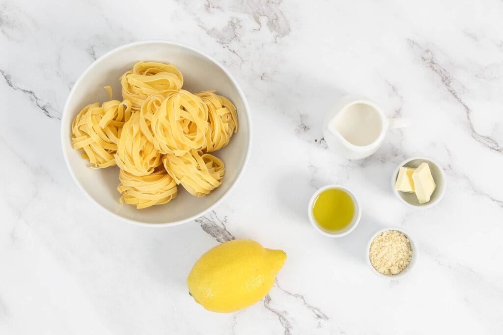 Zutaten für vegane Tagliatelle al Limone – Tagliatelle ohne Ei, frische Zitrone, Olivenöl, pflanzlicher Rahm, vegane Butter und veganer Parmesan