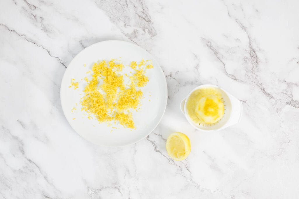 Vorbereitung für Zitronenpasta vegan – abgeriebene Bio-Zitrone und Zitronensaft für Tagliatelle al Limone