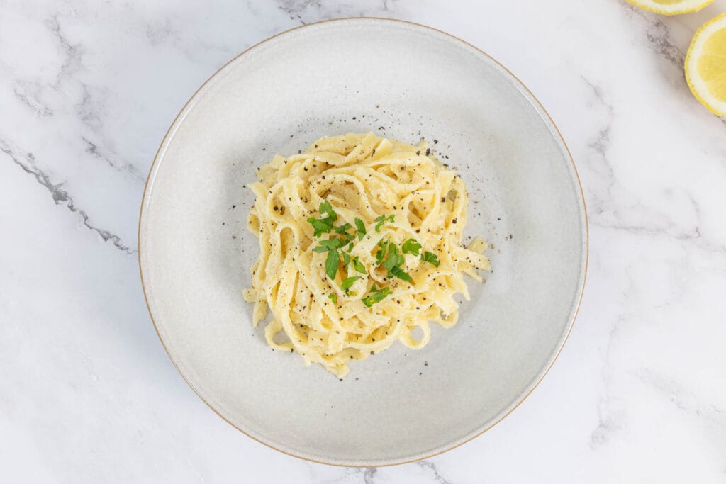 Vegane Pasta al Limone – cremige Tagliatelle mit frischer Zitrone, Petersilie und schwarzem Pfeffer, italienisches Sommergericht