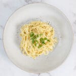 Vegane Pasta al Limone – cremige Tagliatelle mit frischer Zitrone, Petersilie und schwarzem Pfeffer, italienisches Sommergericht