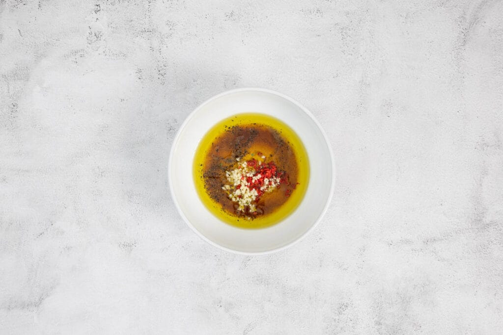 Chimichurri-Sauce - Knoblauch, Chili und Öl in Sauce