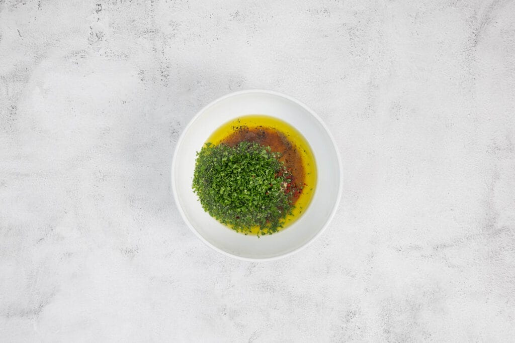 Chimichurri-Sauce - das Original in einem Schälchen noch nicht gerührt