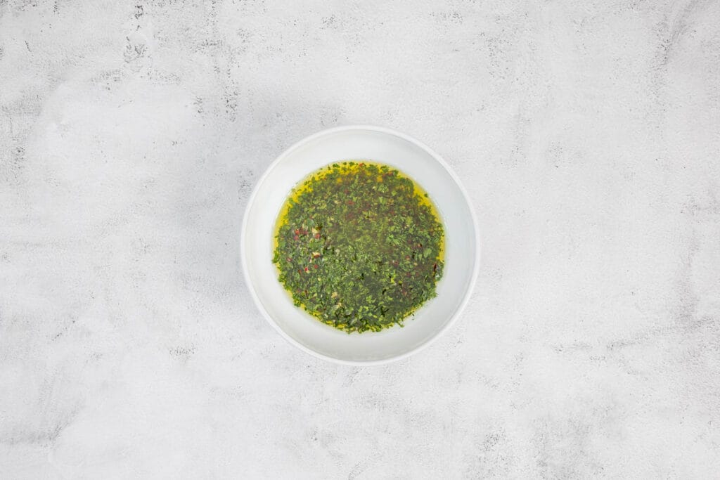 Chimichurri-Sauce in einer Schale auf dem Tisch