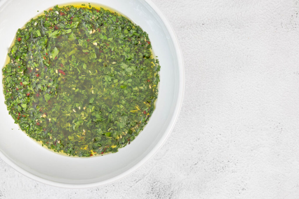 Chimichurri-Sauce in einer Schale auf dem Tisch