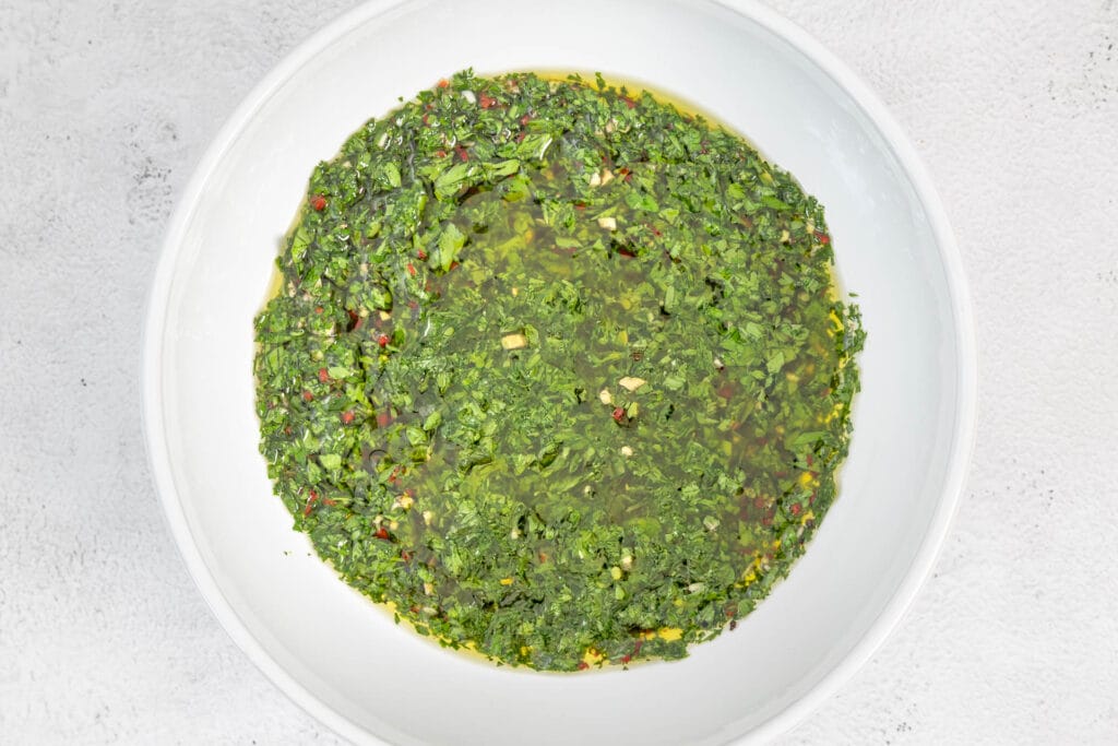 Chimichurri-Sauce in einer Schale auf dem Tisch