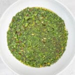 Chimichurri-Sauce in einer Schale auf dem Tisch