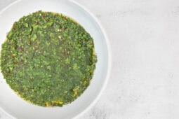 Chimichurri-Sauce - das Original in einer Schale auf dem Tisch