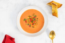 Sommer-Gazpacho mit Pfirsich und Knoblauchbaguette