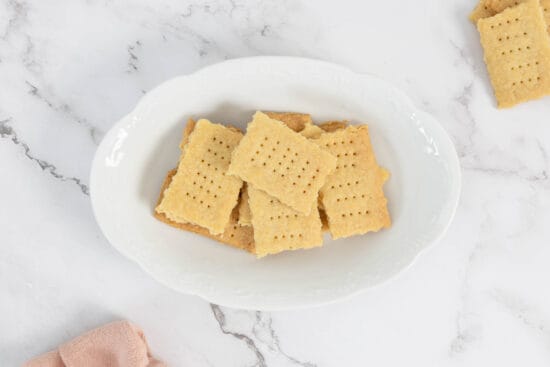 Vegane Butterkekse auf Teller und Serviette