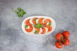 Veganer Tomaten Mozarella Salat - Insalata Caprese vegana