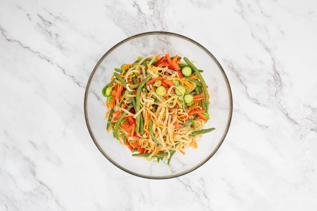 Asiatischer Reisnudelsalat mit grünen Bohnen und Dressing gemischt in Schüssel von oben