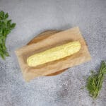 Vegane Cafe de Paris auf dem Holzbrett mit Kräutern