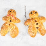 Vegane Grittibänze mit Hagelzucker, Rosinen und Dekoration auf dem Tisch