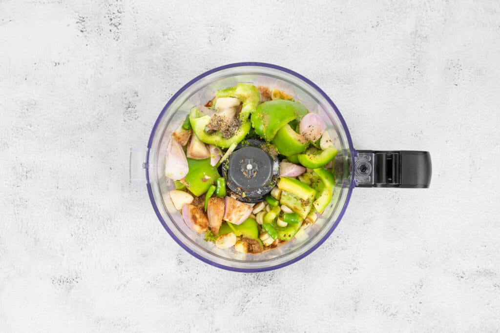 Zutaten für grüne Thai-Currypaste vegan im Foodprocessor vor der Verarbeitung, authentisches Rezeptfoto