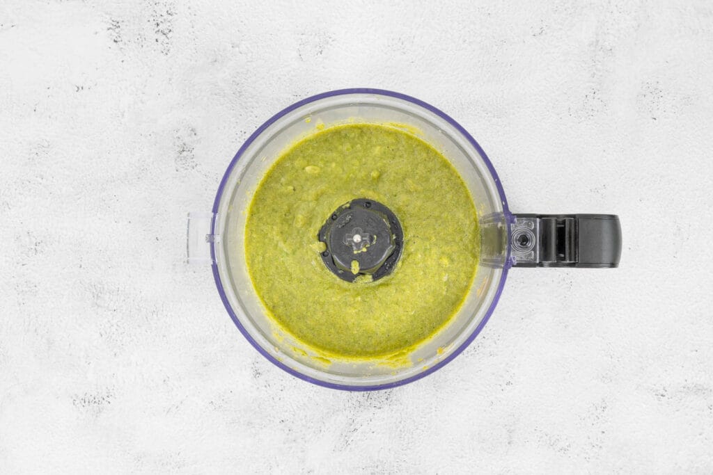 Fein pürierte Paste im Foodprocessor – grüne Thai-Currypaste vegan frisch zubereitet, Ansicht von oben