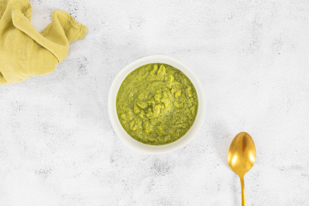 Grüne Thai-Currypaste vegan in einer Schüssel mit Löffel, Foodblog Foto zum selber machen von oben