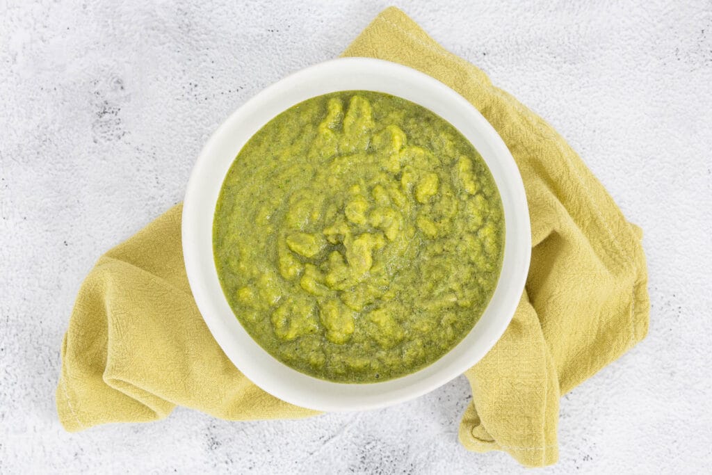 Schüsseln mit frisch gemachter grüner Thai-Currypaste vegan, Nahaufnahme für Foodblog Rezept