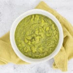 Schüsseln mit frisch gemachter grüner Thai-Currypaste vegan, Nahaufnahme für Foodblog Rezept