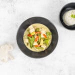 Veganes grünes Thai Curry mit Tofu, Nahaufnahme mit Jasminreis – einfaches Rezept, gelingsicher und meal-prep-tauglich