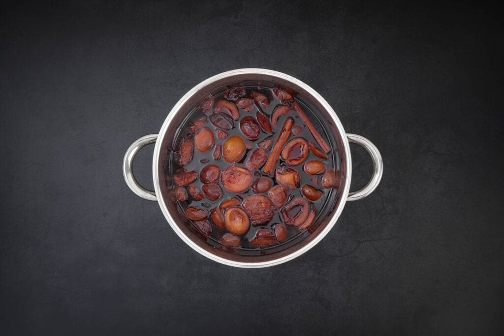 Zwetschgen im Rotweinsud köcheln – Rezept zum Zwetschgen einkochen mit Zimt und Vanille, accidentally vegan